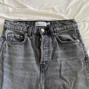 Low Waist raka jeans från & other stories, köpta för 999. Storlek 24 i waist💕 jättesnygga men använder ej, perfekta för höst outfits!