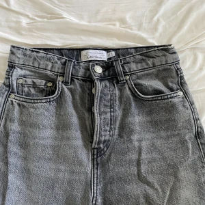 Low straight jeans - Low Waist raka jeans från & other stories, köpta för 999. Storlek 24 i waist💕 jättesnygga men använder ej, perfekta för höst outfits!