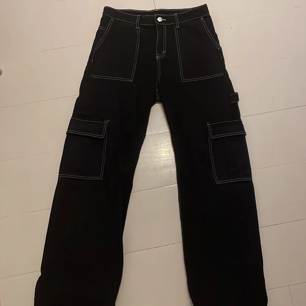 Säljer dessa fina byxor från monki eftersom att de inte kommer till användning. Storlek 26. Jeans & Byxor.