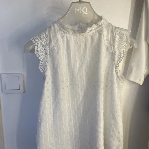 Blus  - Ny fin vit blus, mer bilder privat 