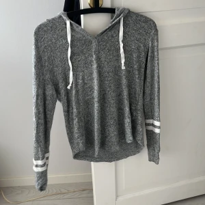 Hollister tröja - Grå Hollister tröja i mycket gott skick. Använd en gång. Pris kan diskuteras 🌸