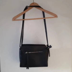 Väska - Använd några gånger under en sommar sen undanlagd.