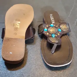Sparsamt använda sandaler från Jsfn