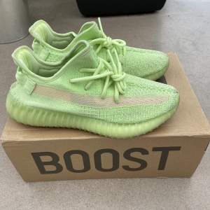 Yeezy boost 350 V2 Glow, ganska sparsamt använda. Lyser även i mörkret.   -1:1 rep