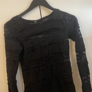 Spetts topp  - En jätte fin svart spetts topp från h&m i storlek XS men passar även som S. Använd fåtal gånger och är precis som ny, köpte den för 299kr och säljer denna då det inte är min stil längre💗PS köparen står för frakten
