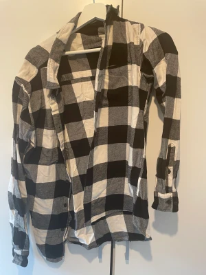 Rutig overshirt - Svart/vit rutig overshirt ifrån H&M divided, helt ny, storlek XS, Skriv för mer information 