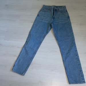 blåa jenas - ett par blåa tajta jeans