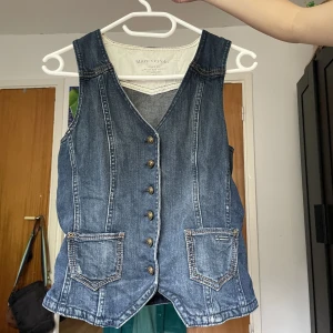 Jeansväst  - Jättesnygg jeansväst från Marc O’polo med bronsknapparoch två små fickor 