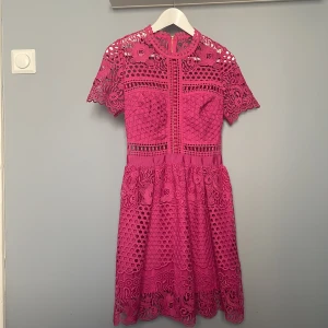 By Malina Emily dress - En underbar klänning från By Malina som är i otroligt bra skick. Endast använd vid ett tillfälle. Storlek XS men passar även mig som normalt har storlek S.  Kan mötas upp i Solna eller skicka spårbart med Postnord.