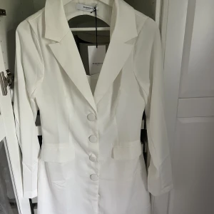 KLÄNNING BLAZER VIT - Så fin blazer klänning från Glamorous studio, med lapp kvar. Bara testat, passar tyvärr inte mig. Går ej att köpa längre❣️