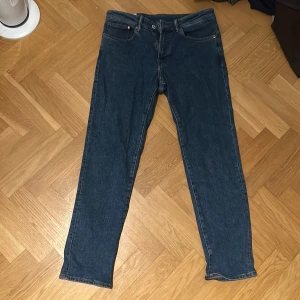 Blåa straight - Felfria jeans, men sitter rätt tight på mig som har 32/32. De funkar nog bättre för de som har mindre storlek eller smalare ben 