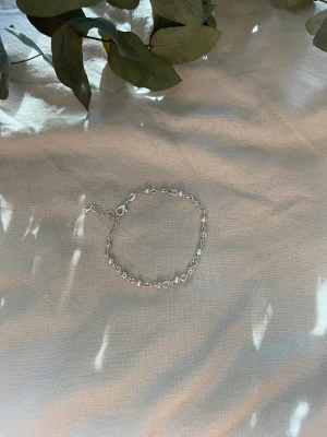 Atmband - Silvrigt armband med små bollar. Aldrig använt. Ej äkta silver.