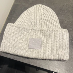 Acne mössa - Säljer en ljusgrå acne mössa/ byter gärna mot svart eller mörkblå, pris går att diskutera vid snabb affär. ❤️