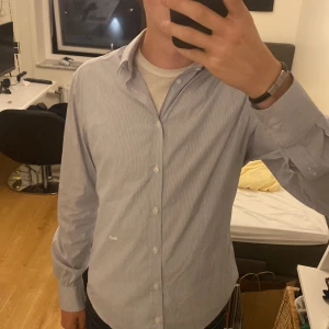 Dolce Gabanna skjorta - Hej! Säljer min Dolce Gabbana Skjorta som är använd fåtal gånger🔥 Nypris vet jag ej men sökt upp och då står det runt 3000-5000kr. 100% äkta. Jag är 184cm och den passar mig utan problem.  Kan även användas som overshirt.  Väldigt osäker på priset!