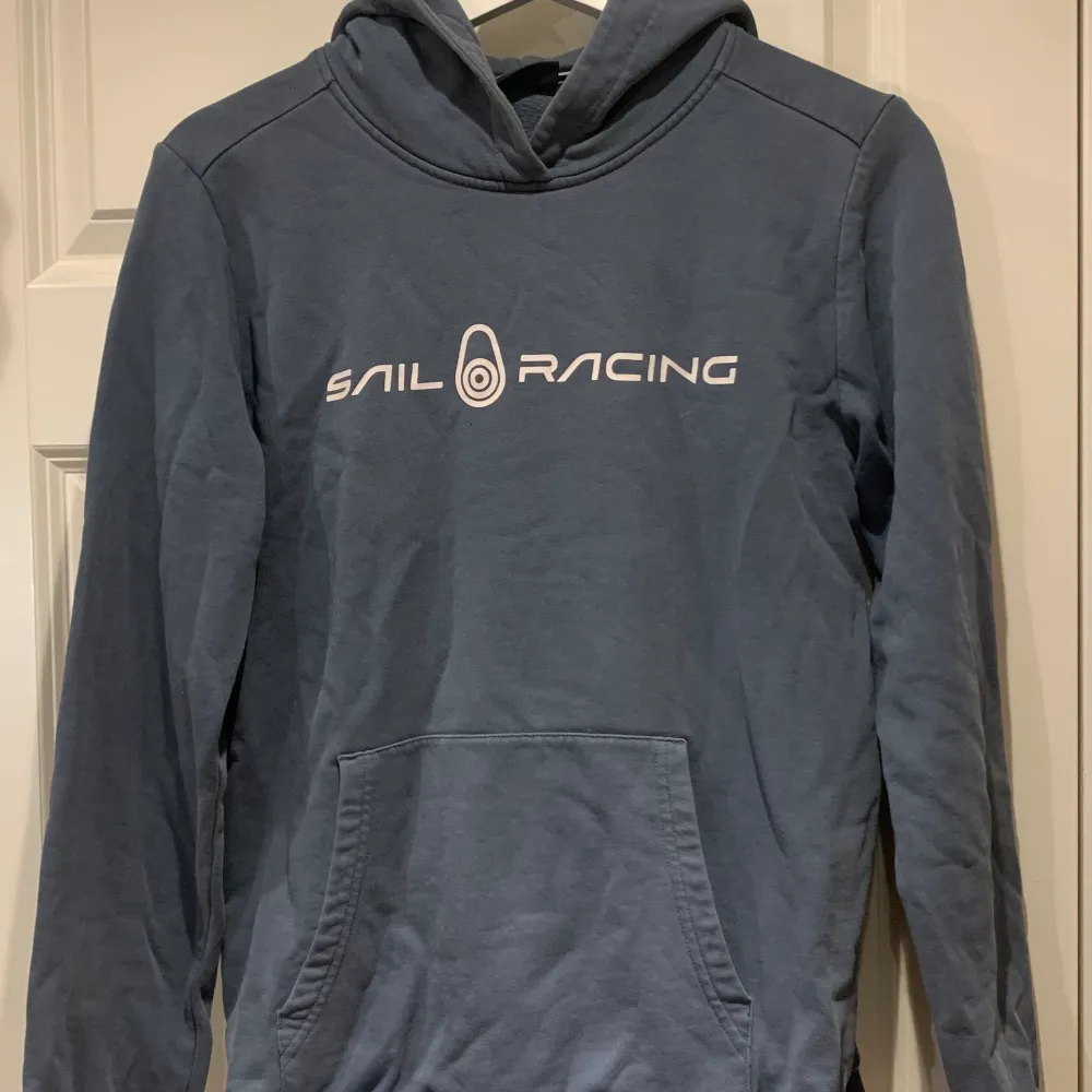 Säljer min sail racing hoodie pga aldrig används. Fint o bra skick👍lite skrynklig på bilder men fixar de innan den köps. Hoodies.