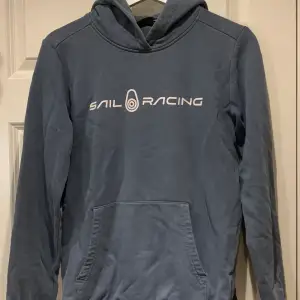 Säljer min sail racing hoodie pga aldrig används. Fint o bra skick👍lite skrynklig på bilder men fixar de innan den köps