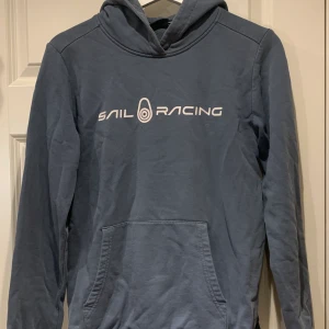 Sail racing tröja - Säljer min sail racing hoodie pga aldrig används. Fint o bra skick👍lite skrynklig på bilder men fixar de innan den köps