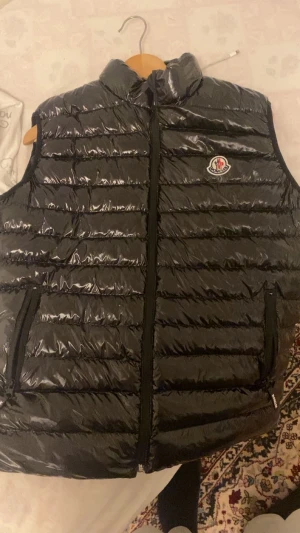 Moncler väst  - Hej helt ny moncler väst har inte använts länge äkta 