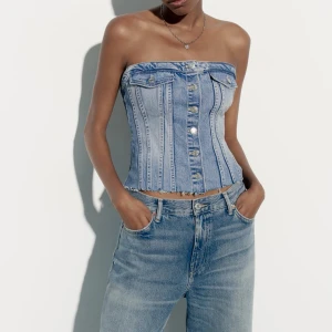 Zara jeans topp - Säljer denna helt nya topp från zara (alla lappar kvar) i storlek M Kom privat för mer bilder 