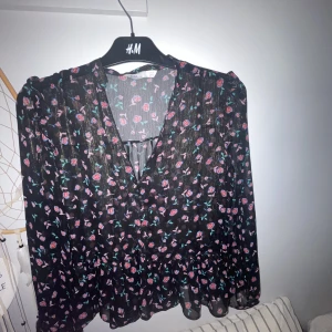 Zara Blus - Säljer denna fina zara blus då den är för liten!!💓