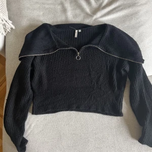Stickad tröja - Jätte skön stickad tröja från Nelly med dragskedsdetalj så man kan justera urringningen själv🤍 Den sticks inte alls, jätte mjuk i material, säljes då den inte kommer till användning längre💕