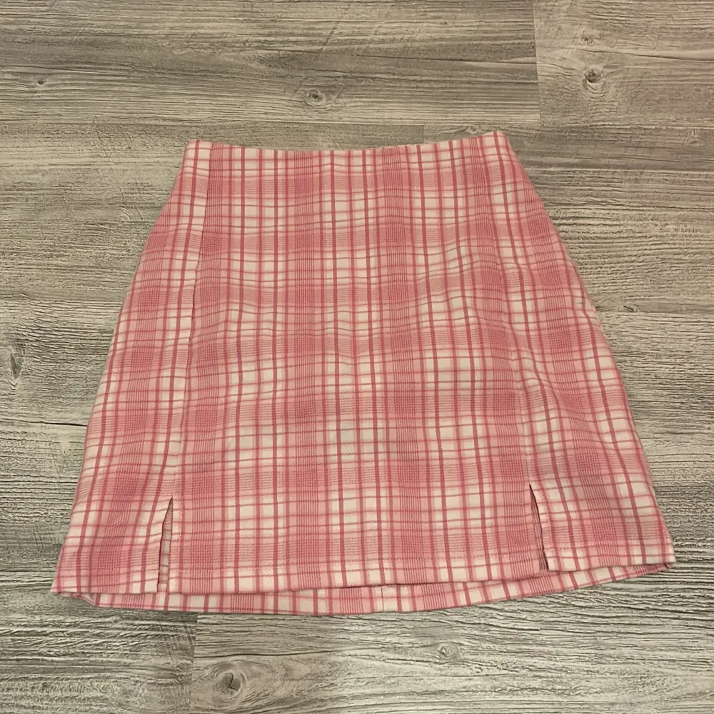 Supersöt kjol från Brandy Melville, använd 2-3 gånger 💕. Kjolar.
