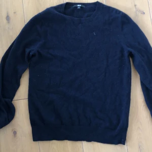 Stickad tröja Uniqlo - Fin blå stickad tröja 