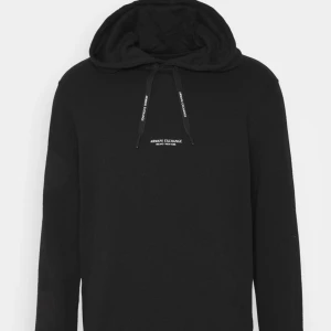 Armani Exchange Hoodie - Köpte denna produkt för ett tag sedan här på Plick men enbart använt 1 gång då den var för liten. Ursprungligt pris 1200kr men säljer för hälften av den kostnaden. 