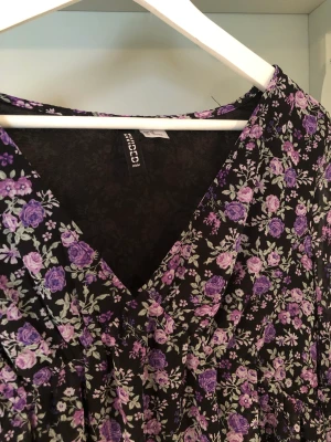 Lila blommig klänning - Fin klänning från hm, använt 1 gång