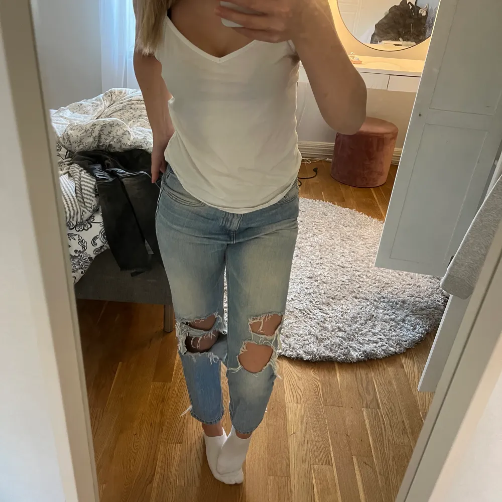 Skit snygga jeans med hål i. Andvänt några gånger men är fortfarande i bra sick! Dom passar för mig och jag är 164 cm. . Jeans & Byxor.