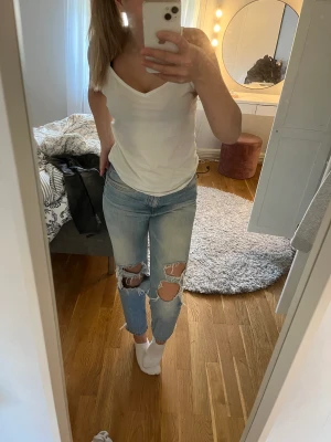 Jeans  - Skit snygga jeans med hål i. Andvänt några gånger men är fortfarande i bra sick! Dom passar för mig och jag är 164 cm. 