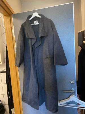 Ullkappa Toteme XS/S - Ullkappa från Toteme stl XS, passar även S. Mörkgrå Nypris 9000kr 