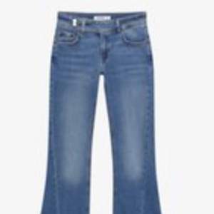 Lågmidjade jeans med dubbela knappar vid gylfen. Säljer för att den inte kommer till användning och är lite för stora. Använda 3ggr. Köpta för 299