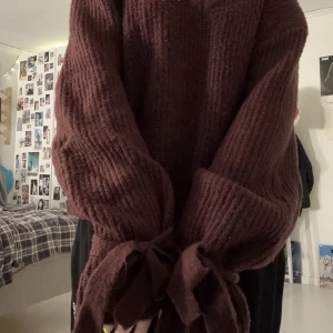 Stickad tröja❤️ - Säljer min fina stickad tröja från NA-KD köpt för ca 500kr-600kr för ungefär 1 år sedan! Inte använd mycket alls så den är i nyskick🌸