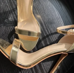 Klackar  - Guldiga klackar från prettylittlething. Endast använda 1 gång. Storlek 38. 