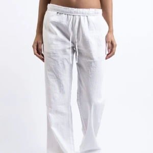 Linnebyxor  - Säljer dessa fina linnebyxor från madlady då dom aldrig kommer till användning, nästan aldrig använda🩷 hör av er för mer bilder 