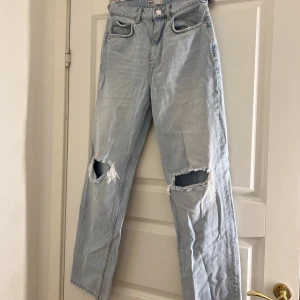 Jeans från Ginatricot  - Väldigt ljusa och slitna jeans i bra skick men använd ett par gånger. 