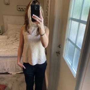 Zara Blus/topp😍 - Säljer denna slutsålda zara toppen som tyvärr inte används så mycket som den borde! As snygg nu till hösten också😍😍