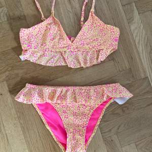 Jättefin bikini, gul och rosa, från märket We are We wear, köpt på Zalando, bara använd några gånger. Stl 158 / 164