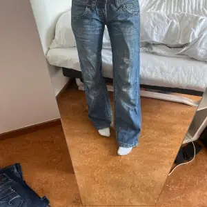 Lågmidjade jeans, midjemått ca 41-42cm men jag har satt in ett snöre i midjan (som går att ta ut) skriv för bild! Innerbenslängden är ca 81,5cm. Är lite slitna vid hälarna vilket syns på bild 2