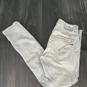 Säljer dessa goa dondup jeans i storlek 30, använda några få gånger men är i väldigt fint skick. Modellen är george