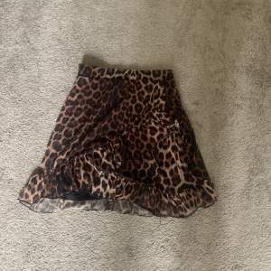 Jätte fin leopard kjol i storlek xs, andvänd några gånger men fof i fint skick, säljer då jag ej använder längre