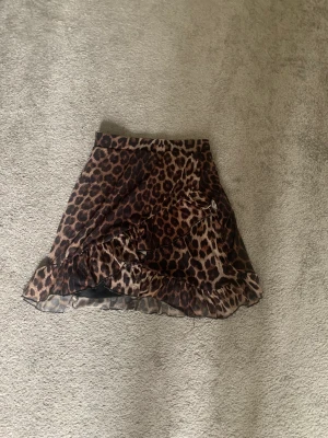 Leopard kjol - Jätte fin leopard kjol i storlek xs, andvänd några gånger men fof i fint skick, säljer då jag ej använder längre