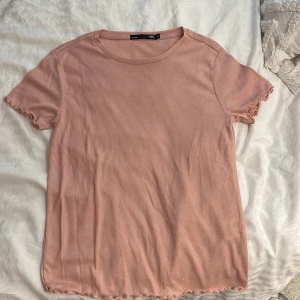 T-shirt - T-shirt i storlek M, använt fåtal gånger 