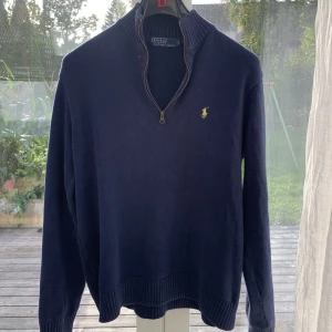 Ralph Lauren half zip - Mysig och trevlig tröja som jag köpt här på plick. Inga defekter och bara bärd ett fåtal gånger, skriv om du har några frågor😁