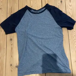 Basic blå tröja med två olika blåa färger utan defekter <3