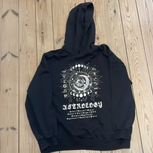 Hoddie med tryck - En hoddie/tröja med astrologiska tryck sparsamt använd så ny skick inga defekter 