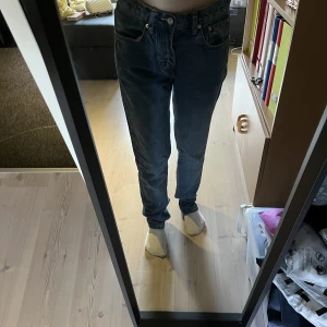 Lager 157 jeans  - Mörkblåa jeans new classic från lager 157 i storlek 28/32. Fint skick! 80kr plus frakt.  Har mycket fler plagg ute tillsalu! 
