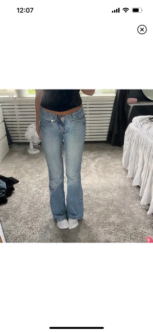 Jeans - Blåa lågmidjade jeans. Har ett låter hål, sista bilden. Midjemått 80 cm, innebensläng 82 cm. Köpte här på plick men har inte använt :)