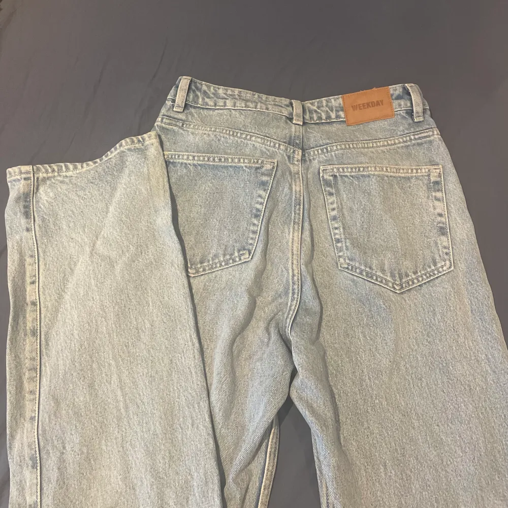 Säljer ett par oanvända weekday rowe jeans, W 26 L 32, jätte bra kvalitet :). Jeans & Byxor.